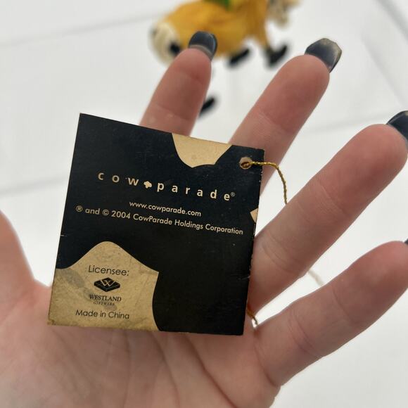 COW PARADE #7704 Mooing in the Rain 2005 W/Tag No Box -Raincoat, Umbrella, Boots - Picture 10 of 16